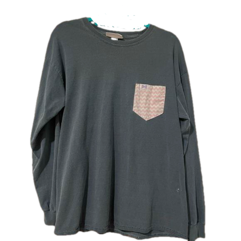 Fraternity Collection soft blue tee with chevron pocket in pink. Size L M